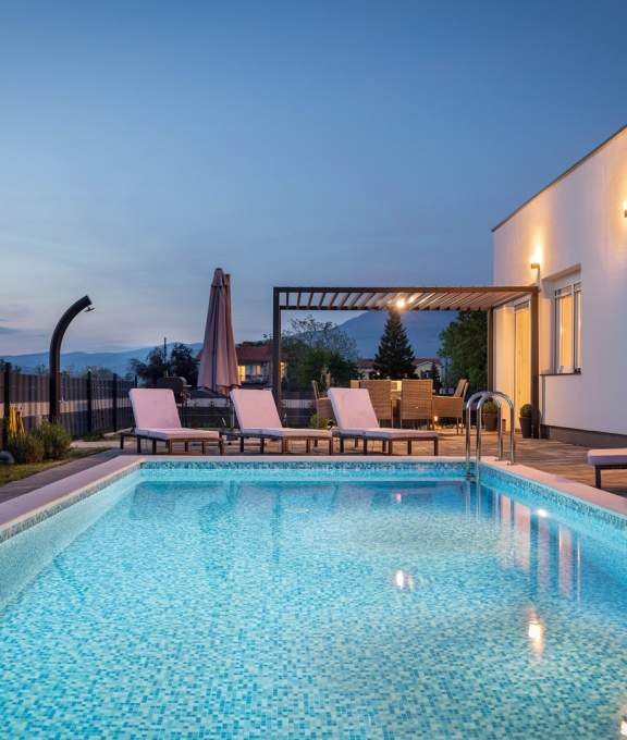 Blue Lagoon - Private Pool and Whirlpool